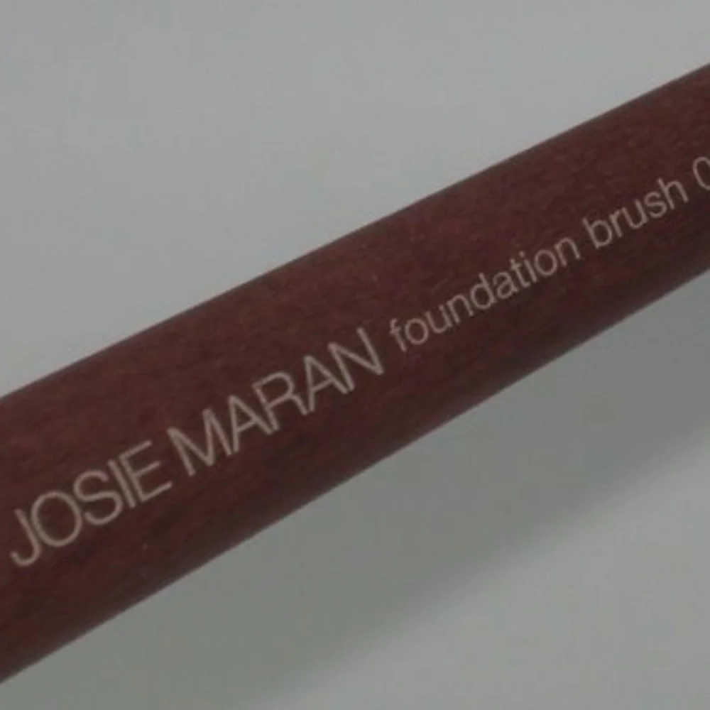 Josie Maran Foundation Brush  / FULL SIZE / BRAND NEW
